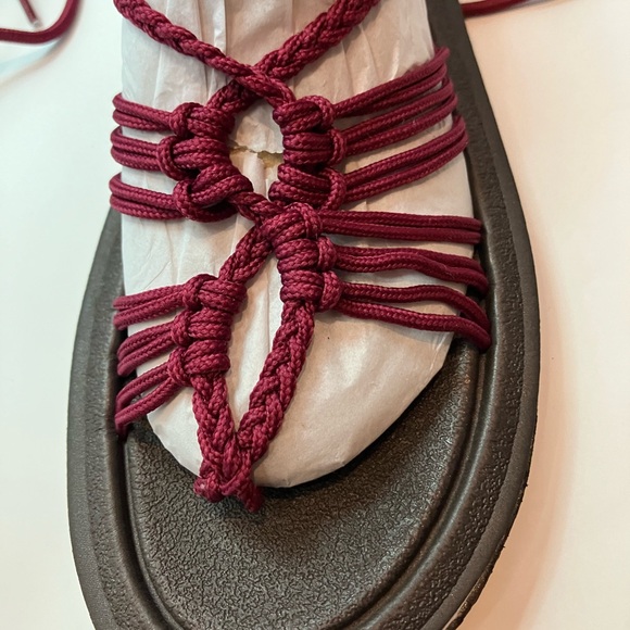 NWT BCTEX Coll Gladiator Woven Gladiator Sandals in burgundy size 9 - Picture 3 of 6